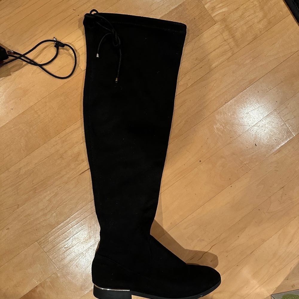 Elegant Black Over-the-Knee Boots with Sleek Design
